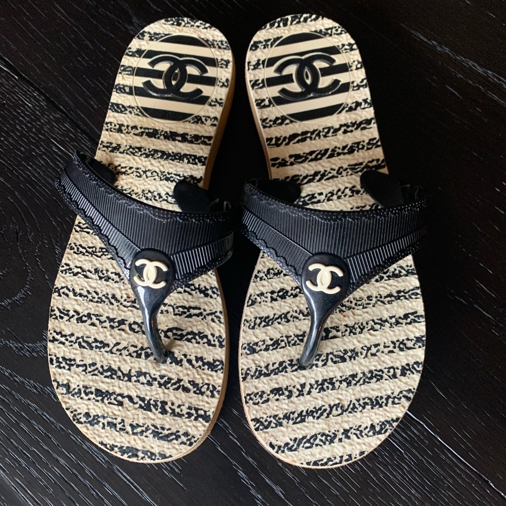 Chanel rubber flip-flop sandals. Black and white, Cruise collection. Authentic.